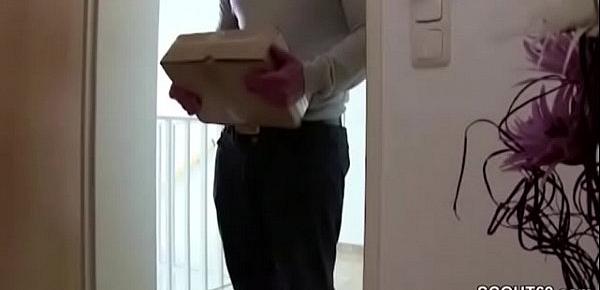 Notgeiler Teeny fickt den Postboten wenn die Eltern weg sind
